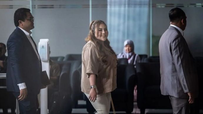 Arsip foto- Selebgram Lisa Mariana Presley Zulkandar (tengah) didampingi kuasa hukum tiba untuk menjalani pemeriksaan sebagai saksi di Gedung Merah Putih KPK, Jakarta, Jumat (22/8/2025). Lisa Mariana diperiksa sebagai saksi dalam kasus dugaan korupsi proyek pengadaan iklan pada Bank Pembangunan Daerah Jawa Barat dan Banten (BJB) periode 2021-2023. ANTARA FOTO/Bayu Pratama S/rwa.