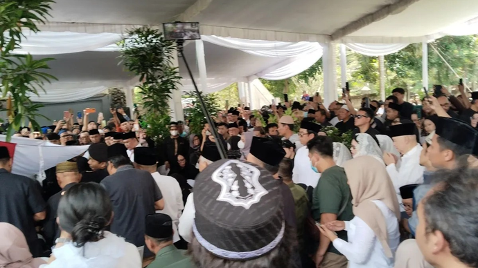 Ratusan warga mengantarkan jenazah Alex Noerdin yang dimakamkan di Taman Pemakaman Umum (TPU) Kebun Bunga, Palembang, Kamis 26 Februari 2026. ANTARA/M Imam Pramana.