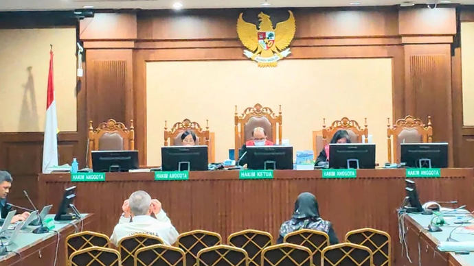 Dua terdakwa kasus dugaan korupsi LNG Pertamina, Hari Karyuliarto (kiri) dan Yenni Andayani (kanan) dalam sidang pembacaan putusan di Pengadilan Tipikor pada PN Jakpus, Senin (4/5/2026). (ANTARA/Agatha Olivia Victoria)