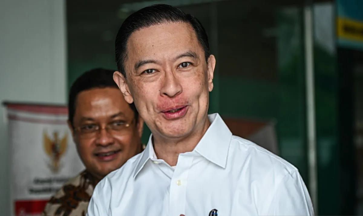 Mantan Menteri Perdagangan Thomas Trikasih Lembong berjalan keluar usai audiensi di gedung Komisi Yudisial, Jakarta, Senin (11/8/2025). Tom Lembong melakukan audiensi dengan Komisi Yudisial terkait laporannya terhadap majelis hakim Pengadilan Negeri  <b>(Antara)</b>
