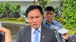 Yusril Hadiri Pelantikan Hakim MK di Istana Kepresidenan