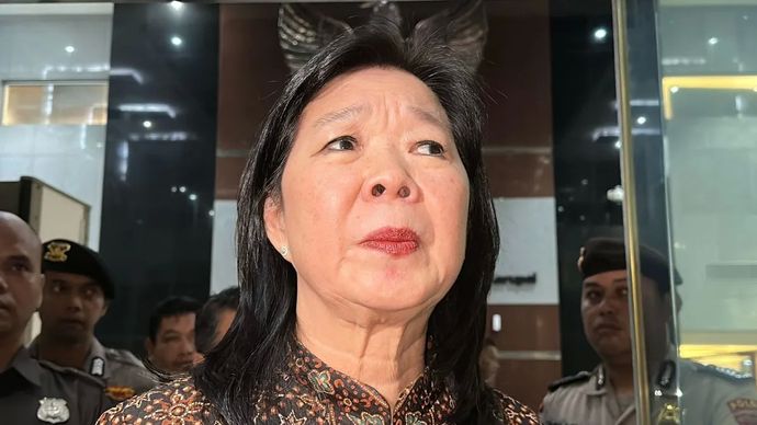 Deputi Gubernur Bank Indonesia Filianingsih Hendarta memberikan keterangan setelah diperiksa Komisi Pemberantasan Korupsi sebagai saksi kasus dugaan korupsi penyaluran dana tanggung jawab sosial dan lingkungan perusahaan (corporate social responsibility/CSR) Bank Indonesia dan Otoritas Jasa Keuangan, di Gedung Merah Putih KPK, Jakarta, Kamis, 11 September 2025. 