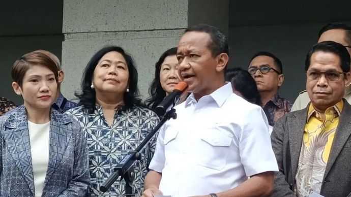 Menteri Energi dan Sumber Daya Mineral (ESDM) Bahlil Lahadalia saat konferensi pers usai melakukan pertemuan dengan SPBU swasta di Jakarta, Jumat, 19 September 2025.