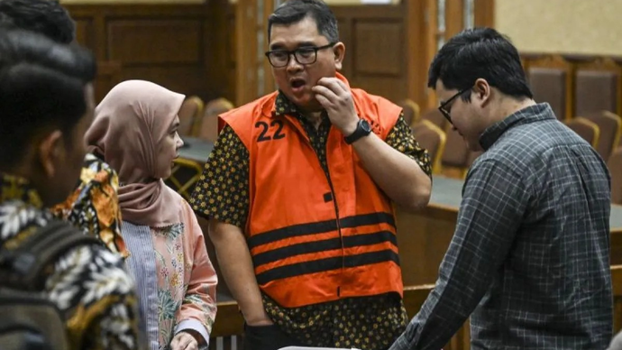 Terdakwa kasus dugaan korupsi jual beli gas antara PT PGN dengan PT IAE Hendi Prio Santoso (kedua kanan) berbincang dengan kerabat usai menjalani sidang pembacaan surat dakwaan di Pengadilan Tipikor, Jakarta, Kamis (16/4/2026). Mantan Dirut PT Perusahaan Gas Negara (PGN) periode 2008-2017 Hendi Prio Santoso didakwa melakukan korupsi dalam kerja sama jual beli gas antara PT Perusahaan Gas Negara (PGN) dengan PT IAE pada periode 2017-2021 yang merugikan keuangan negara sebesar 15 juta dolar AS. ANTARA FOTO/Galih Pradipta/agr