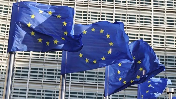 Arsip foto - Bendera Uni Eropa terlihat di depan kantor pusat Komisi Eropa di Brussels, Belgia 23 Mei 2025. ANTARA/Xinhua/Zhao Dingzhe/aa.
