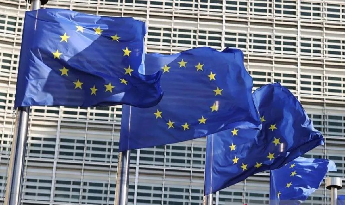Arsip foto - Bendera Uni Eropa terlihat di depan kantor pusat Komisi Eropa di Brussels, Belgia 23 Mei 2025. ANTARA/Xinhua/Zhao Dingzhe/aa. <b>(Antara)</b>