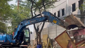 Pemerintah Kota Jakarta Barat (Pemkot Jakbar) melakukan pembongkaran bangunan liar yang berdiri di atas saluran air di kawasan Pakuwon, RW 03, Cengkareng Timur, Kecamatan Cengkareng, Kamis, 7 Mei 2026.