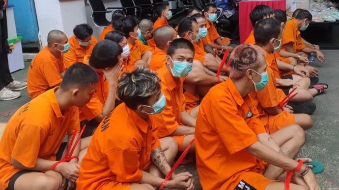 Para tersangka penyalahgunaan narkoba ditunjukan dalam jumpa pers di Polda Metro Jaya, Kamis, 26 Juni 2025.