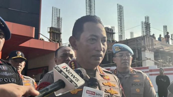 Kapolri Jenderal Pol. Listyo Sigit Prabowo menjawab pertanyaan wartawan di RS Polri Kramat Jati, Jakarta, Senin 1 September 2025 selepas mendampingi Presiden Prabowo Subianto menjenguk polisi yang menjalani perawatan karena cedera dan luka-luka saat bertug