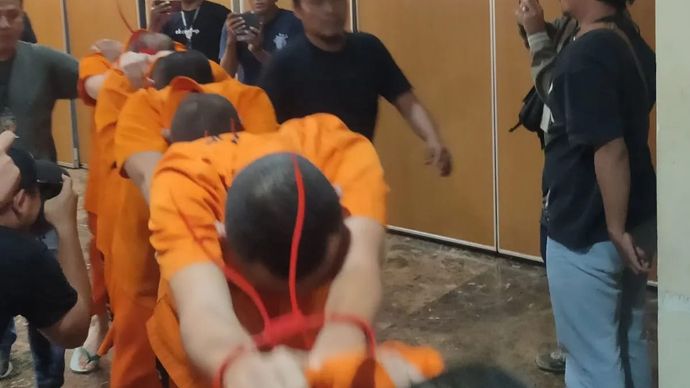 Para tersangka kasus penculikan yang berujung kematian Kepala Cabang Pembantu (KCP) salah satu bank di Jakarta Pusat berinisial MIP (37) digiring keluar dari jumpa pers di Polda Metro Jaya, Selasa 16 September 2025. ANTARA/Risky Syukur