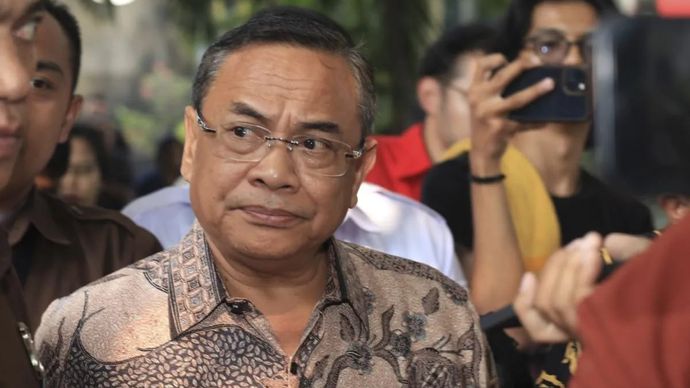 Bupati Pati Sudewo berjalan usai menjalani pemeriksaan di Gedung Merah Putih KPK, Jakarta, Senin 22 September 2025. Sudewo diperiksa penyidik KPK sebagi saksi kasus dugaan suap pembangunan dan pemeliharaan jalur kereta api di lingkungan Direktorat Jenderal