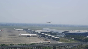 Cuaca ekstrem di Bandara Internasional Soekarno-Hatta mengakibatkan pengalihan sejumlah penerbangan demi keselamatan operasional.