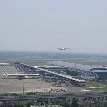 Cuaca Ekstrem Picu Pengalihan Penerbangan di Bandara Soekarno-Hatta