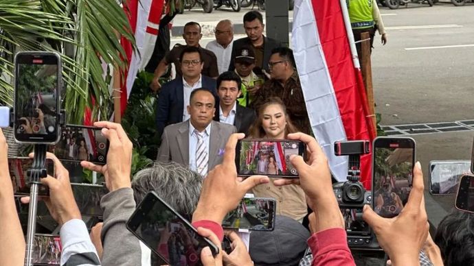 Selebgram Lisa Mariana Presley Zulkandar (kanan depan) saat tiba di kompleks Komisi Pemberantasan Korupsi, Jakarta, Jumat, 22 Agustus 2025.