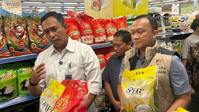 Direktur Utama Perum Bulog Ahmad Rizal Ramdhani (kiri) didampingi Satgas Pangan Polri saat melakukan inspeksi mendadak (sidak) terhadap sejumlah ritel modern di kawasan Radio Dalam, Jakarta, Minggu 14 September 2025. ANTARA/Maria Cicilia Galuh