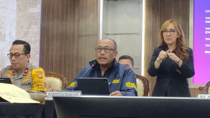 Direktur Reserse Kriminal Umum Polda Metro Jaya Kombes Pol. Wira Satya Triputra memberikan keterangan kepada pers di Polda Metro Jaya, Senin, 15 September 2025 malam. 