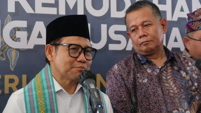 Menteri Koordinator Bidang Pemberdayaan Masyarakat Muhaimin Iskandar (kiri) bersama Wakil Menteri UMKM Helvi Muroza (kanan) menggelar konferensi pers tentang UMKM di Politeknik Pariwisata Lombok, Kabupaten Lombok Tengah, Nusa Tenggara Barat, Selasa, 16 September 2025.