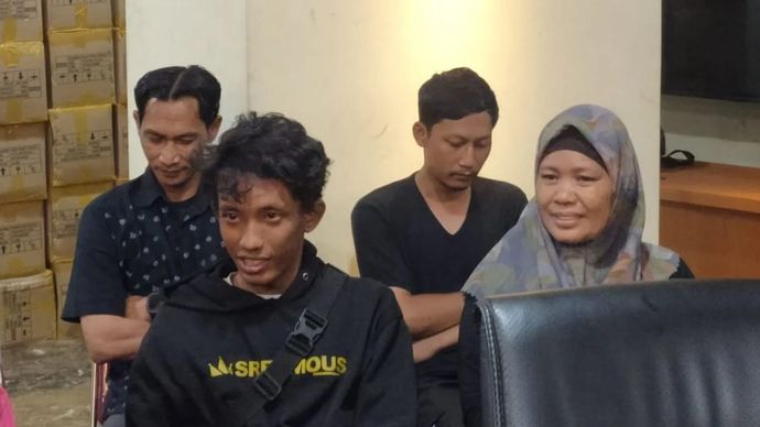 Bima Permana Putra (kanan belakang) dan Eko Purnomo (kiri depan), dua orang yang dilaporkan hilang pascaaksi di Jakarta hadir dalam jumpa pers di Polda Metro Jaya bersama keluarga mereka masing-masing, Kamis 18 September 2025. ANTARA/Risky Syukur