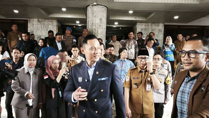Menteri Koordinator Bidang Infrastruktur dan Pembangunan Kewilayahan Agus Harimurti Yudhoyono (AHY) memberikan keterangan usai memberikan kuliah umum di Universitas Lampung (Unila), Bandarlampung, Selasa (14/10/2025). 
