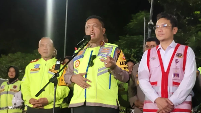Kepala Korps Lalu Lintas (Kakorlantas) Irjen Pol. Agus Suryonugroho (tengah) memberikan keteranga pers di Rest Area KM 57 A Tol Jakarta-Cikampek, Jawa Barat, Senin 16 Maret 2026. (ANTARA/Nadia Putri Rahmani)
