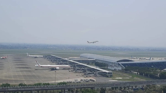 Ilustrasi - Sejumlah pesawat penerbangan melakukan take off di landasan pacu Bandara Internasional Soekarno-Hatta, Tangerang, Banten. (ANTARA/Azmi Samsul M)