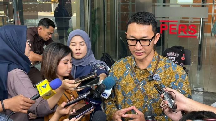 Juru Bicara Komisi Pemberantasan Korupsi Budi Prasetyo (kanan) saat memberikan keterangan di Gedung Merah Putih KPK, Jakarta, Jumat, 1 Agustus 2025.