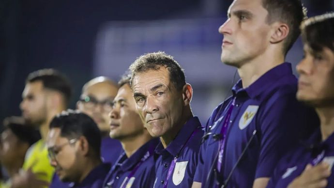 Pelatih timnas U-23 Indonesia Gerald Vanenburg (tiga dari kanan) dalam laga terakhir Grup J Kualifikasi Piala Asia U-23 2026 melawan Korea Selatan U-23 di Stadion Gelora Delta Sidoarjo, Selasa,9 September 2025. Laga ini berakhir dengan kemenangan Korea Selatan dengan skor 0-1.
