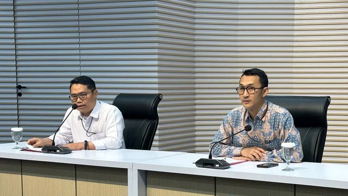 Pelaksana Tugas Deputi Penindakan dan Eksekusi Komisi Pemberantasan Korupsi Asep Guntur Rahayu (kiri) bersama Juru Bicara KPK Budi Prasetyo mengumumkan penetapan tersangka kasus dugaan korupsi terkait pengajuan restitusi pajak.