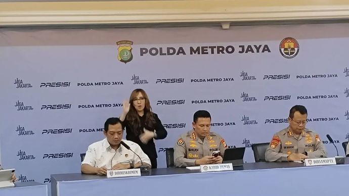 Dirreskrimum Polda Metro Jaya, Kombes Pol Iman Imanuddin (kiri) saat konferensi pers di Jakarta.