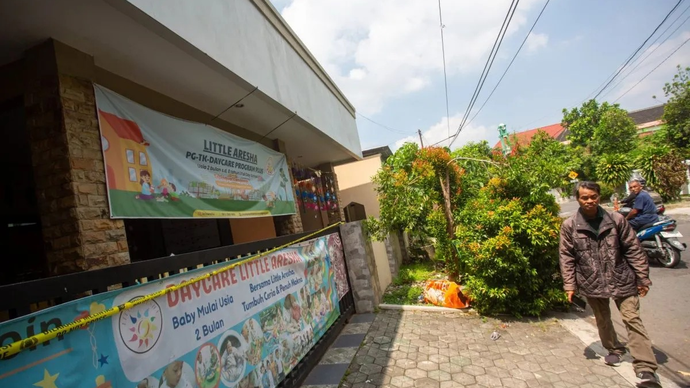 Warga melintas di dekat penitipan anak atau daycare Little Aresha yang disegel polisi di Umbulharjo, Yogyakarta, Minggu (26/4/2026). Daycare Little Aresha digerebek polisi terkait kasus dugaan penganiayaan terhadap anak-anak yang dititipkan pada Jumat (24/4), saat ini polisi telah menetapkan 13 tersangka terkait kasus tersebut. ANTARA FOTO/Andreas Fitri Atmoko/nz
