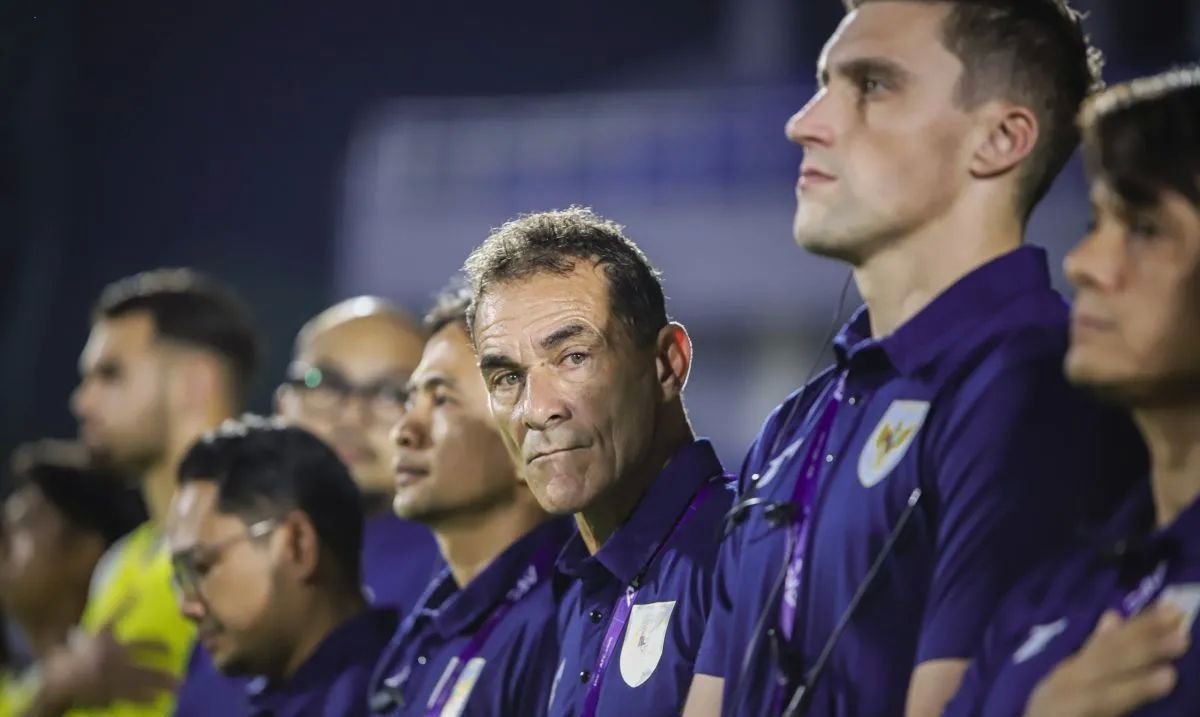 Pelatih timnas U-23 Indonesia Gerald Vanenburg (tiga dari kanan) dalam laga terakhir Grup J Kualifikasi Piala Asia U-23 2026 melawan Korea Selatan U-23 di Stadion Gelora Delta Sidoarjo, Selasa,9 September 2025. Laga ini berakhir dengan kemenangan Kor <b>(ANTARA)</b>