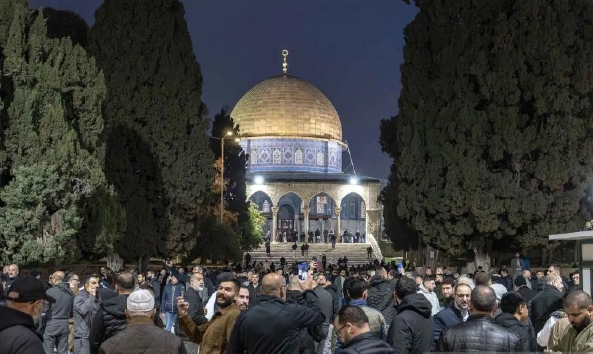 Umat ??Islam Palestina berkumpul untuk memasuki Masjid Al-Aqsa saat dibuka kembali untuk ibadah di Kota Tua Yerusalem Timur, Kamis (9/4/2026). (ANTARA FOTO/Anadolu Agency/Mostafa Alkharouf/nym) <b>(Antara)</b>