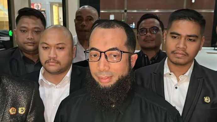 Pendakwah, pemilik agensi perjalanan haji PT Zahra Oto Mandiri atau Uhud Tour, sekaligus Ketua asosiasi Majelis Utama Travel Indonesia Arahan Haji dan Umrah (Mutiara Haji) Khalid Zeed Abdullah Basalamah memberikan keterangan setelah diperiksa Komisi 