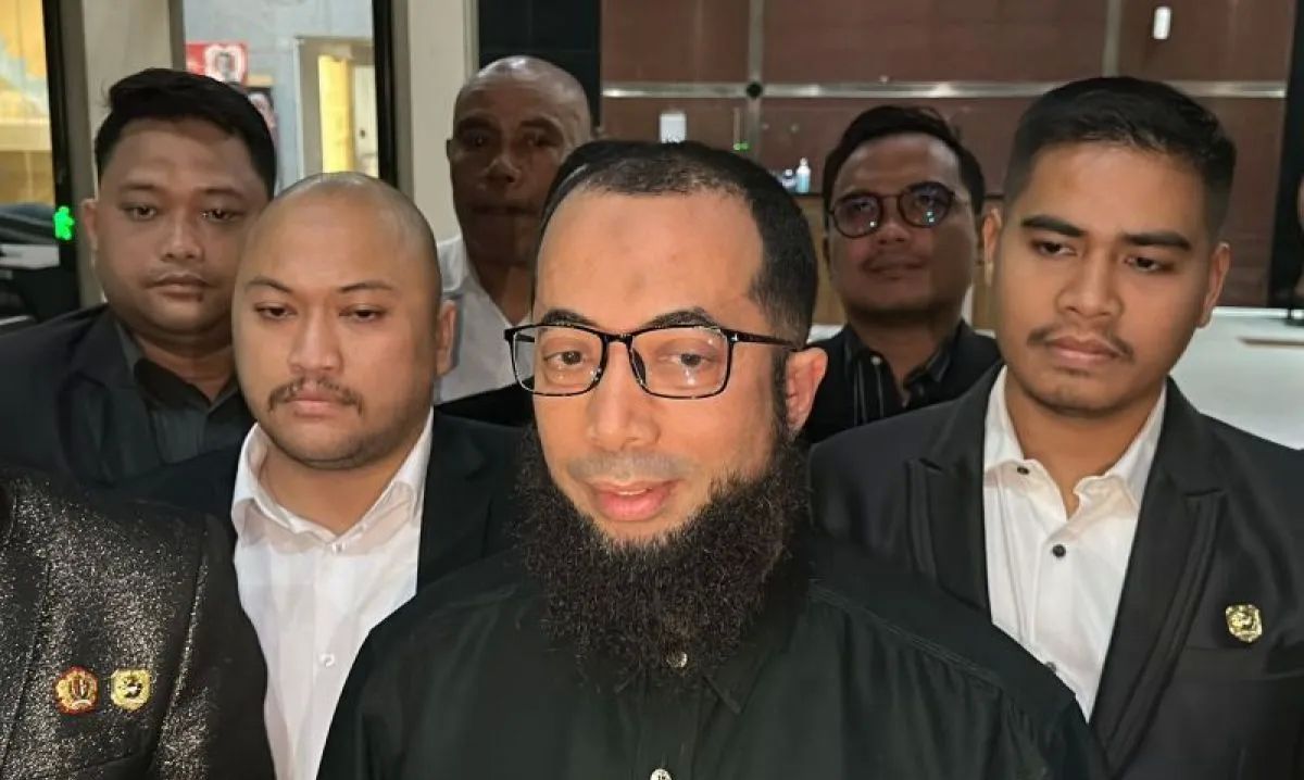 Pendakwah, pemilik agensi perjalanan haji PT Zahra Oto Mandiri atau Uhud Tour, sekaligus Ketua asosiasi Majelis Utama Travel Indonesia Arahan Haji dan Umrah (Mutiara Haji) Khalid Zeed Abdullah Basalamah memberikan keterangan setelah diperiksa Komisi  <b>(ANTARA)</b>
