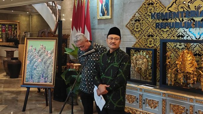 Menteri Sosial Saifullah Yusuf didampingi Wakil Menteri Sosial Agus Jabo menjawab pertanyaan pewarta terkait program Sekolah Rakyat tahap pertama, di Jakarta, Kamis, 31 Juli 2025.
