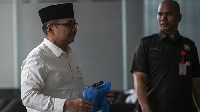 Mantan Menteri Agama Yaqut Cholil Qoumas (tengah) berjalan menuju ruang pemeriksaan di Gedung Merah Putih KPK, Jakarta, Senin (1/9/2025). KPK memeriksa Yaqut Cholil Qoumas sebagai saksi dalam penyidikan kasus dugaan korupsi kuota haji khusus 2024. ANTARA FOTO/Fauzan/wpa. (ANTARA FOTO/FAUZAN)