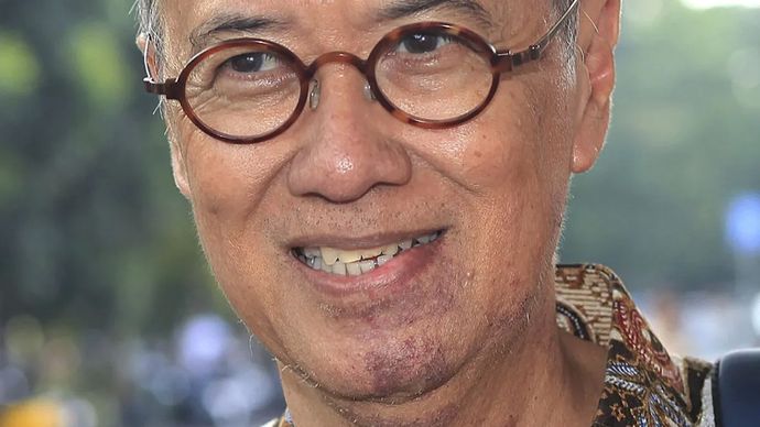 Mantan Direktur Digital, dan Teknologi Informasi PT Bank Rakyat Indonesia (BRI) Indra Utoyo berjalan usai diperiksa di Gedung Merah Putih KPK, Jakarta, Selasa (23/9/2025). Indra Utoyo yang telah ditetapkan sebagai tersangka oleh KPK itu diperiksa sebagai saksi dalam kasus korupsi pengadaan mesin electronic data capture (EDC) di bank pemerintah pada tahun 2020-2024. 