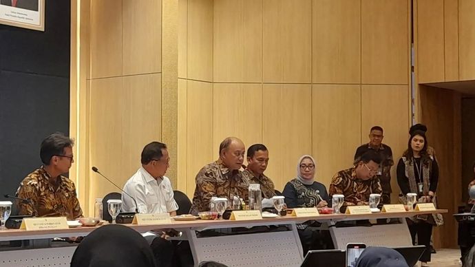 Kepala BGN Dadan Hindayana (tiga dari kiri) dalam konferensi pers terkait penanganan kejadian luar biasa (KLB) keracunan Makan Bergizi Gratis (MBG) di Kantor Kemenkes, Jakarta, Kamis, 2 Oktober 2025.