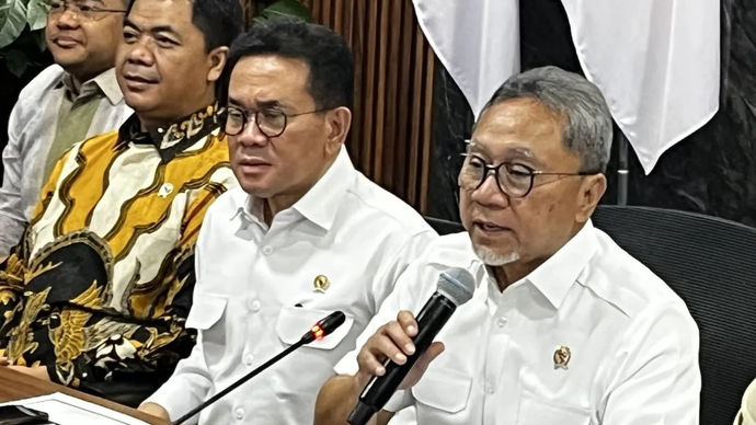 Menteri Koordinator Bidang Pangan Zulkifli Hasan (kanan) memberikan keterangan pers di Kantor Kemenko Pangan RI, Jakarta, Selasa (31/3/2026). ANTARA/Arnidhya Nur Zhafira.