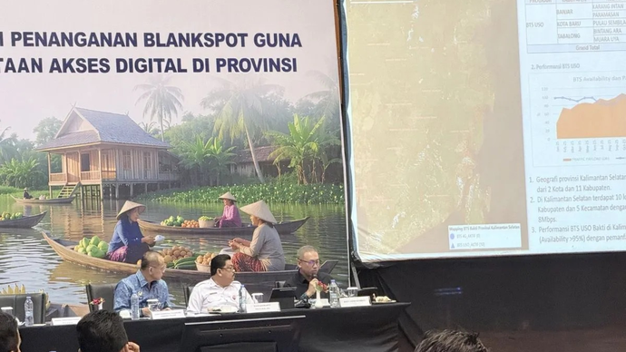 Plt. Direktur Layanan Telekomunikasi dan Informasi Badan Usaha Kemkomdigi Tri Haryanto (kanan depan) memberikan paparan pada kegiatan Rapat Koordinasi Sinkronisasi Program Penanganan Blankspot se-Kalimantan Selatan (Kalsel) di Banjarmasin, Kalsel, Rabu (29/4/2026). (ANTARA/Tumpal Andani Aritonang)