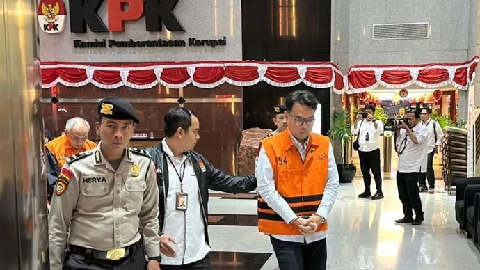 Dua tersangka kasus dugaan korupsi dalam pengadaan iklan pada Bank BJB tahun anggaran 2021-2023, Suhendrik (kanan) dan Ikin Asikin Dulmanan, berjalan menuju mobil tahanan dari Gedung Merah Putih KPK, Jakarta, Senin, 10 Agustus 2026.