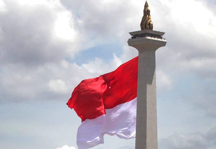 Viral! Pria Berhoodie Bakar Bendera Merah Putih di Depan Rumah Warga