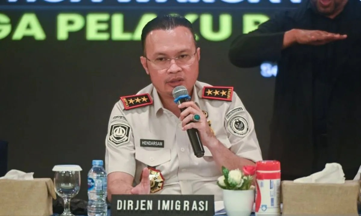  Dirjen Imigrasi Hendarsam Marantoko memberikan keterangan pers terkait kasus dugaan Tindak Pidana Penyelundupan Manusia (TPPM) di Jakarta, Senin (20/4/2026). Ditjen Imigrasi pada Kementerian Imigrasi dan Pemasyarakatan memproses hukum tiga pria warg <b>(Antara)</b>