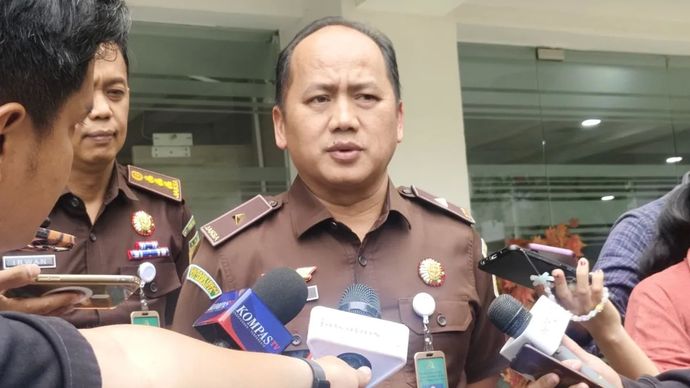 Kepala Pusat Penerangan Hukum (Kapuspenkum) Kejaksaan Agung Anang Supriatna berbicara dengan awak media di Gedung Kejaksaan Agung, Jakarta, Senin, 4 Agustus 2025.