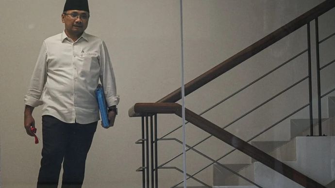 Mantan Menteri Agama Yaqut Cholil Qoumas berjalan keluar usai menjalani pemeriksaan di Gedung Merah Putih KPK, Jakarta, Senin (1/9/2025). Yaqut Cholil Qoumas dimintai keterangan selama tujuh jam terkait penyelidikan kasus dugaan korupsi kuota haji kh