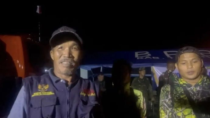 Warga lokal, Remisor (kiri) yang pertama kali melihat bangkai helikopter tipe BK117 D3 yang sebelumnya hilang kontak dan ditemukan di kawasan hutan pegunungan, di Posko 3 Desa Emil Baru, Kecamatan Mentewe, Tanah Bumbu, Kalimantan Selatan, Rabu 3 September 2025 malam. ANTARA/Sujud Mariono