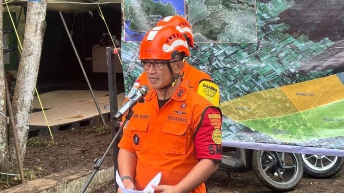 Kepala Kantor SAR Bandung Ade Dian saat memberikan keterangan di Kabupaten Bandung Barat, Jawa Barat, Selasa, 27 Januari 2026.