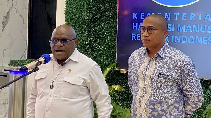 Menteri HAM Natalius Pigai (kiri) menyampaikan keterangan terkait teror yang dialami Ketua BEM UGM Tiyo Ardianto.