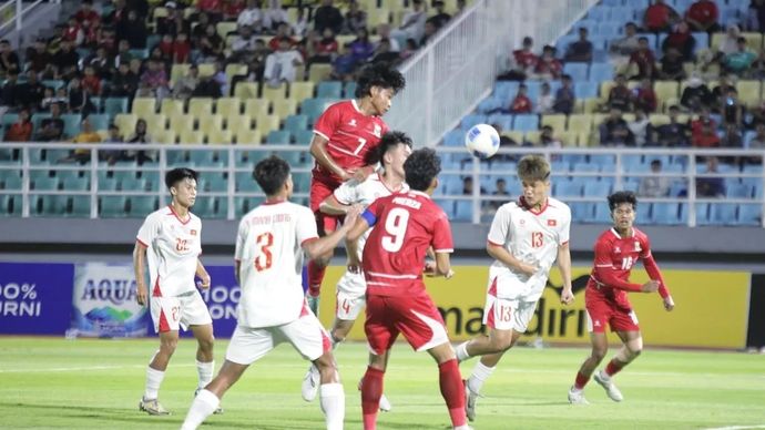 Pesepakbola Timnas Indonesia U-17 Dava Yunna (tengah) berusaha merebut bola dari pemain Vietnam saat pertandingan babak penyisihan Grup A Piala AFF U-17 2026 di Stadion Gelora Delta Sidoarjo, Jawa Timur, Minggu, 19 April 2026.