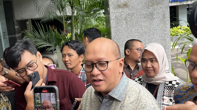 CEO Badan Pengelola Investasi Daya Anagata Nusantara (Danantara Indonesia) Rosan Roeslani menanggapi pertanyaan awak media di Kantor Kementerian Investasi dan Hilirisasi/Kepala Badan Koordinasi Penanaman Modal (BKPM) RI, Jakarta, Kamis 23 April 2026. (ANTARA/Arnidhya Nur Zhafira)